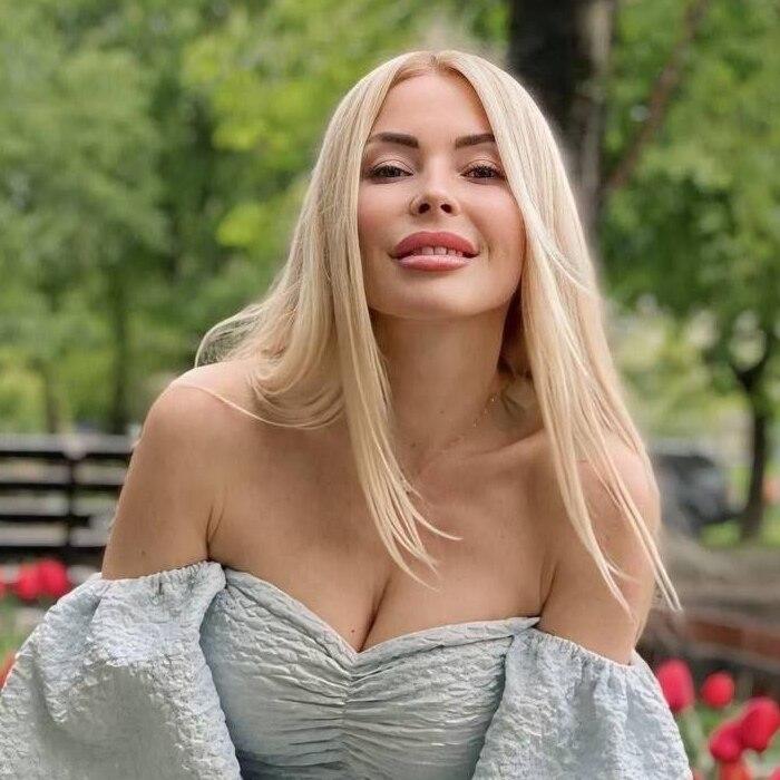 Pretty girlfriend Viktoria, 45 yrs.old from Cannes, France