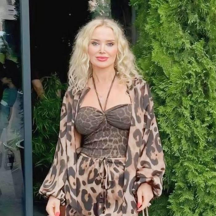 Pretty woman Viktoria, 50 yrs.old from Chalon, France