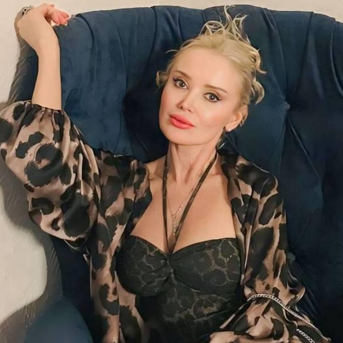 Charming girl Viktoria, 50 yrs.old from Chalon, France